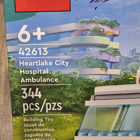 LEGO Friends Heartlake City Hospital Set 42613 NEW 344 Pieces Ambulance - Picture 2 of 10